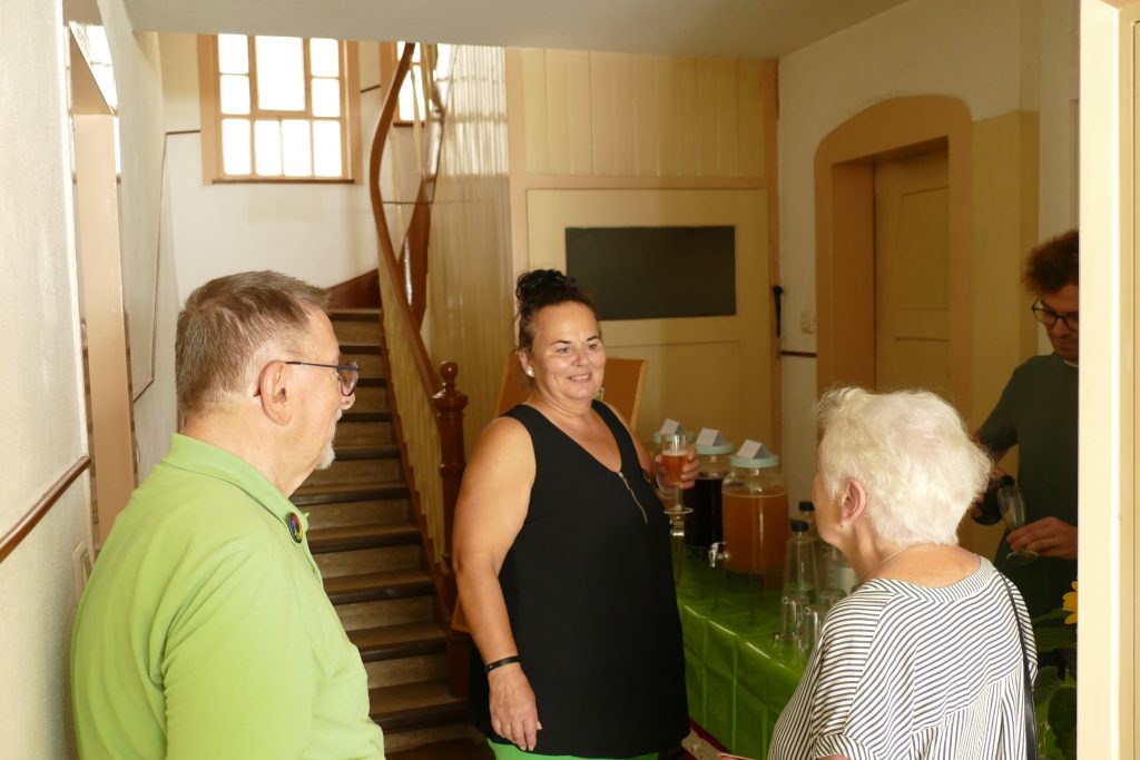 Personen im Treppenhaus am Sektempfang