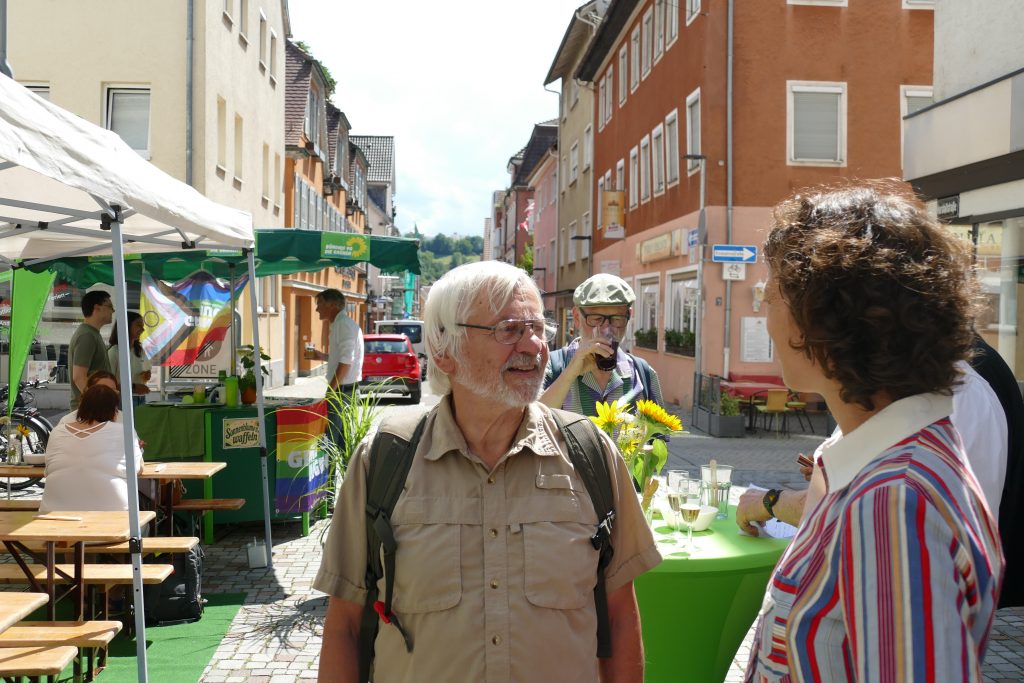 Mariska unterhält sich mit einem Gast