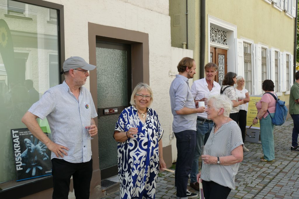 Personen unterhalten sich auf der Straße
