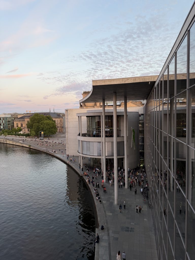 Blick von einer Brücke des Paul-Löbe-Hauses auf die Spree und das Gebäude.