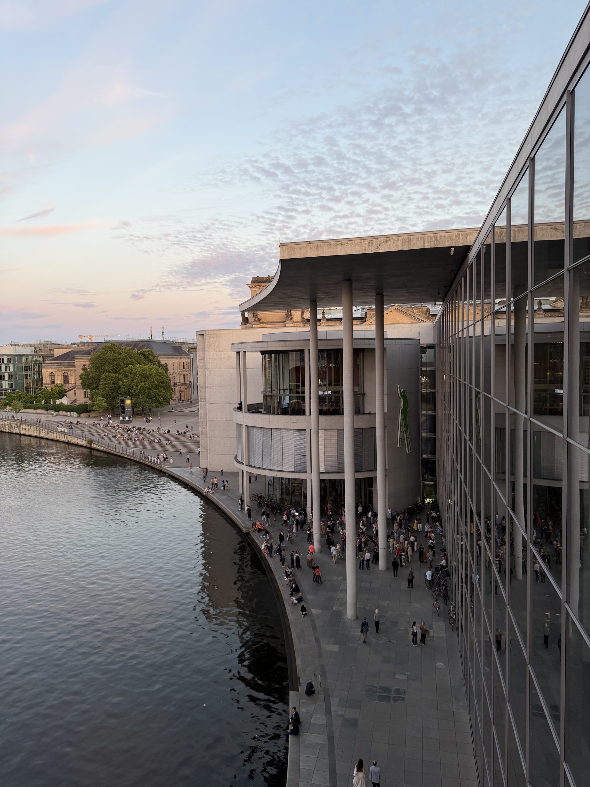 Blick von einer Brücke des Paul-Löbe-Hauses auf die Spree und das Gebäude.
