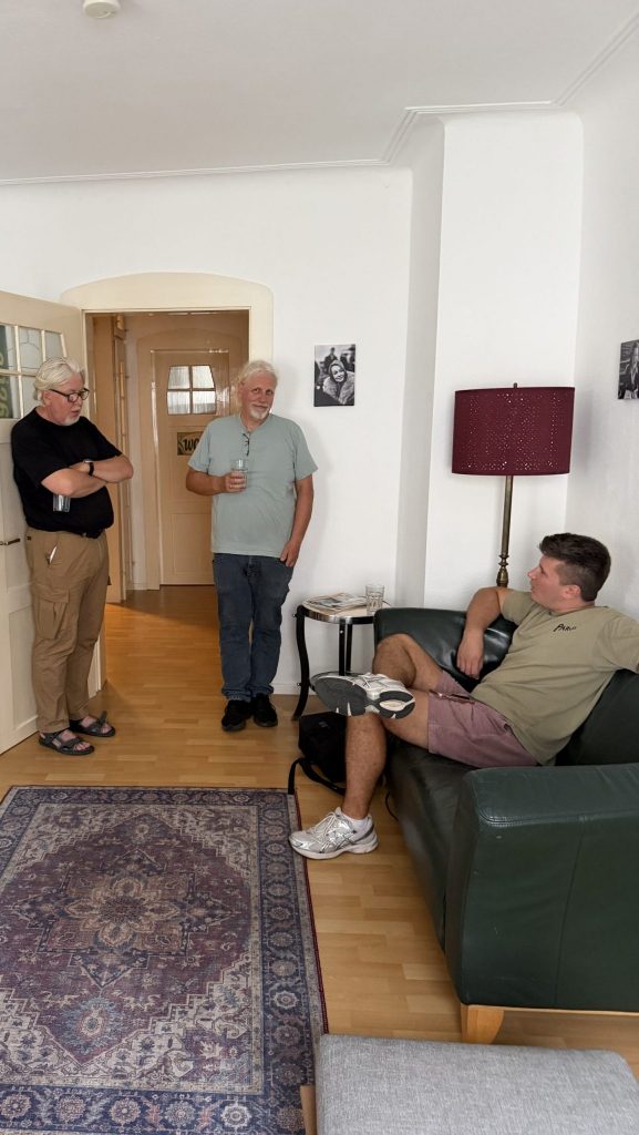 Personen unterhalten sich im Wahlkreisbüro