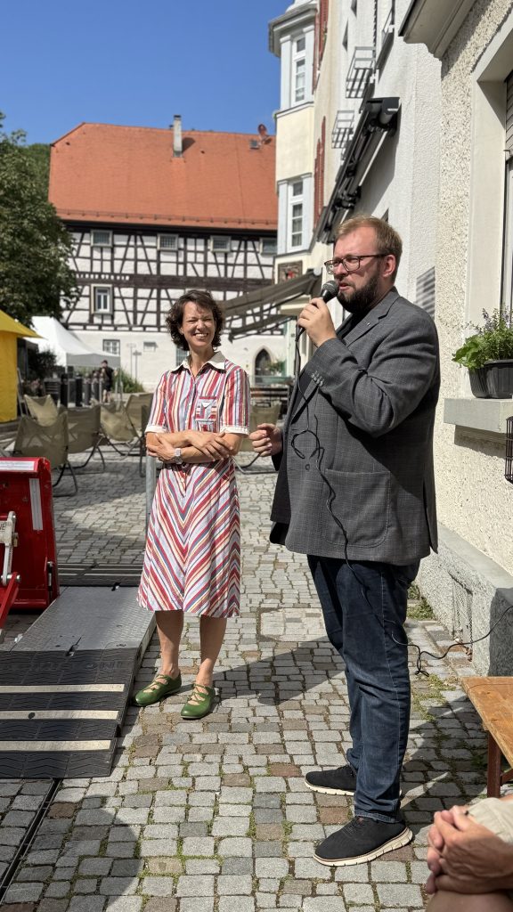 Oberbürgermeister Alex Maier hält ein Grußwort, Mariska steht daneben