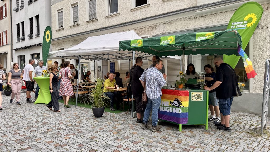 Blick auf den Waffelstand und das Pavillon mit den Bierzeltgarnituren